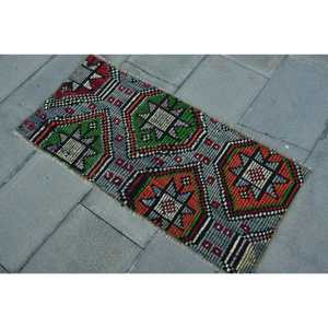 พรมวินเทจขนาดเล็ก 1.6x3.5 ฟุต สีแดงเขียวลายตาราง ทำจากขนสัตว์ - Product Image 1