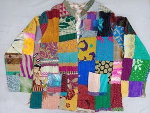 Chaqueta DE TRABAJO DE Kantha Bohemia para damas Chaqueta de algodón de retazos de invierno de India 100% Algodón Estilo bohemio - Product Image 2