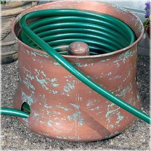 Soportes de metal resistentes para mangueras de jardín, diseñados para mangueras gruesas, que ofrecen opciones de almacenamiento en exteriores sin desorden. - Product Image 6