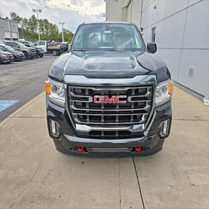 2022 GMC Acadia AWD AT4 asientos de cuero cámara trasera aleación de aluminio portaequipajes R17 tamaño del neumático gasolina combustible oscuro caja de cambios automática - Product Image 1