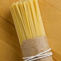 Pâtes spaghetti raffinées de qualité supérieure, blé noir et maïs, goût naturel pur, haute valeur nutritive, emballage en boîte pour commandes en gros