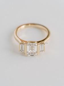 Bague élégante 3.35 TC allongée en moissanite coupe émeraude avec trois pierres et accents de baguette bague de cadeau de mariage de réglage de barre classique - Product Image 2