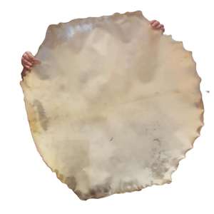 Alfombra de piel de cabra auténtica con un patrón natural de manchas blancas y marrones, pieles de tambor, conchas naturales de Capiz (Placuna Placenta) - Product Image 3