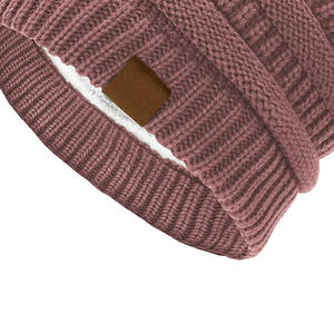 Bonnets unisexes élégants et chauds en acrylique doux Parfait pour l'hiver, mode décontractée ou marque promotionnelle - Product Image 5