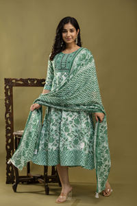 Ensemble Kurta en rayonne imprimé à fleurs très vendu avec dupatta pour mariage et tenue décontractée, cadeau Kurta pour elle - Product Image 4