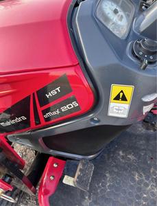 รถแทรกเตอร์มาฮินดราขนาดเล็กมือสอง พร้อมชุดตักดินด้านหน้าและชุดตัดหญ้าแบบ 4x4 – รถแทรกเตอร์ดีเซลขับเคลื่อน 4 ล้อสำหรับสวน - Product Image 3