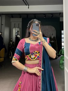 Nó là một sản phẩm bán buôn sẵn sàng choli in cung cấp một Cách tiếp cận vui tươi để mặc quần áo dân tộc thêm một liên lạc Hoàng Gia không thể nhầm lẫn - Product Image 3