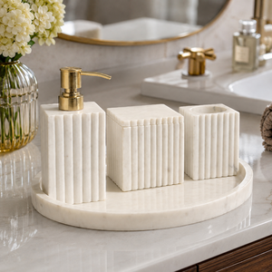 Ensemble de salle de bain 2 pièces en marbre cannelé blanc, écologique, moderne et luxueux, comprenant un distributeur de savon et un plateau-gobelet - Product Image 3