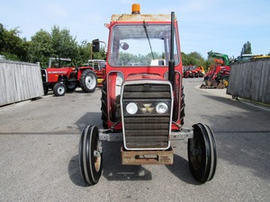 Tractor Massey Ferguson con Ruedas Rojas, Motor de 65HP, Modelo con Cabina, con 40,001-50,000 Horas de Trabajo, Usado para Granjas - Product Image 3