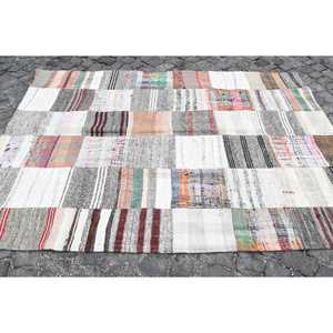 Grand tapis turc de 5,5 x 7,4 pieds, tapis vintage, tapis en laine gris et blanc à motifs patchwork - Product Image 5