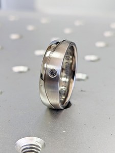 Anillo de sal y pimienta de circón crudo banda de boda curvada titanio medio pulido medio anillo cepillado 6mm The Wave - Product Image 3