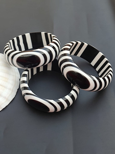 Elegantes diseños de brazaletes de resina hechos a mano, elegantes joyas de resina para mujeres, perfectas para usar a la moda, regalar y todos los días - Product Image 2