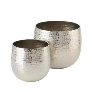 Pot floral décoratif minimaliste de récipient en métal de fer texturé pour la décoration intérieure Accent intérieur de table et de bureau élégant - Product Image 2