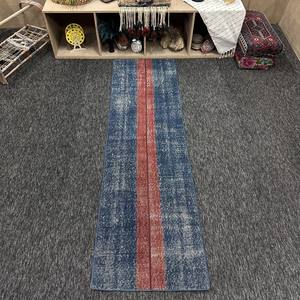 Alfombra Herki de 2.3x7.6 pies, Alfombra Turca Vintage, Alfombra a Rayas Azul y Roja - Product Image 1