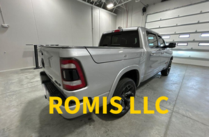 Camioneta Ram 1500 Usada Plateada 2023 con Ruedas Negras, Doble Cabina y Parrilla Vertical en Venta - Product Image 4