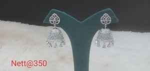 Juego de pendientes Jhumka de latón sofisticado para mujer, joyería de piedra AD certificada IGI de moda para fiestas, compromisos, recepciones - Product Image 6