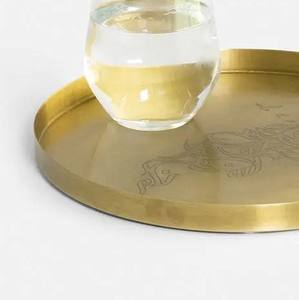Plateau décoratif rond en métal doré de luxe avec calligraphie arabe gravée, élégant plateau de service pour la décoration de table à la maison - Product Image 6