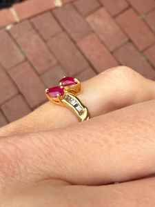 Anillo de Compromiso y Boda de Oro Amarillo de 14K con Rubí Natural en Forma de Pera y Diamantes Baguette, Estilo Toi Et Moi - Product Image 2