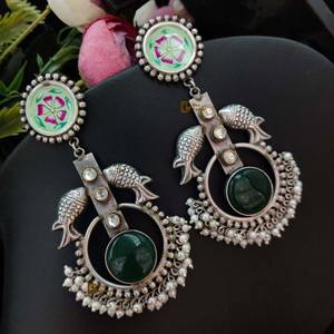 Elegantes pendientes plateados con diseño de pez hechos a mano Monalisa Stone para niñas Casual & Party Wear para regalo - Product Image 3