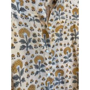 Blusa con Estampado Floral Hecho a Mano para Mujer, Estilo Bohemio - MARIGOLD, 100% Lino, Largo, Talla XL, para Oficina - Product Image 3