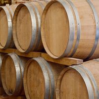 Barils à bière en chêne écologiques d'occasion (20L-200L) avec vernissage brillant, impression par transfert thermique, origine française, forme ronde, à vendre