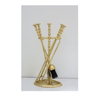 Outils décoratifs en laiton avec support assorti et longues poignées, idéaux pour les foyers confortables ou les cheminées de salon formelles