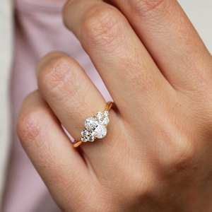 Anillo de compromiso de moissanita de corte ovalado de 6x8mm | Anillo de oro y plata con piedra lateral de racimo | Joyería fina de aniversario de Boda nupcial OEM - Product Image 4