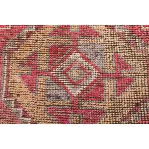 Alfombra Vintage de Lana Roja Turca de 2.8x9.8 pies con Patrón de Patchwork y Respaldo de Látex Ecológico - Product Image 3