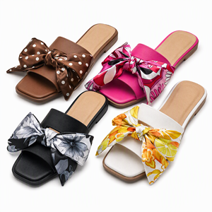 Liquidation de chaussures en stock : Sandales d'été pour femmes, claquettes plates à bout ouvert avec nœud en PU et semelle souple, style décontracté, vente en gros par lot - Product Image 1
