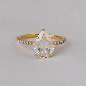 Anillo de compromiso de lujo chapado en oro de 14 quilates, corte de pera, Diamante cultivado en laboratorio, corte lateral de media eternidad, Diamante IGI, regalo sorpresa certificado - Product Image 1