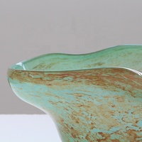 Plateau-bol artisanal Bixuan en verre sodocalcique vert aqua avec taches de cuivre, soufflé à la bouche, forme libre, grand rebord ondulé, assiette à fruits, décoration moderne