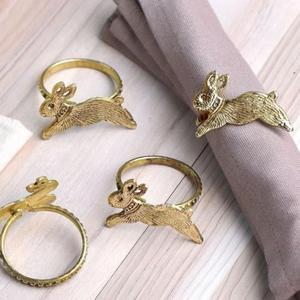 Anneaux de serviette en laiton intemporels durables et brillants finis avec des sculptures complexes pour la décoration de table de mariage et de fête - Product Image 2