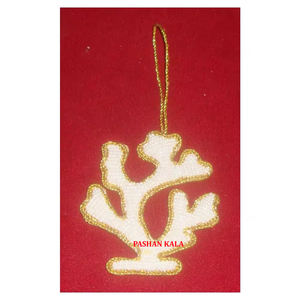 Adorno Colgante de Alta Calidad Hecho a Mano con Bordado Zari y Cuentas, Forma Personalizable, para Decoración de Árboles de Navidad y Regalo - Product Image 1