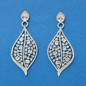 Boucles d'oreilles classiques Cz avec placage rhodium carat 2 tons Exportateur de bijoux de mode en Inde - Product Image 3