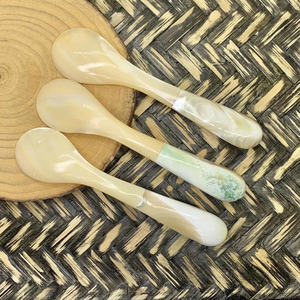 Cuillère élégante en nacre pour les restaurants et hôtels gastronomiques Cuillère de service en perles naturelles Exportation de fournisseur en gros en vrac - Product Image 5