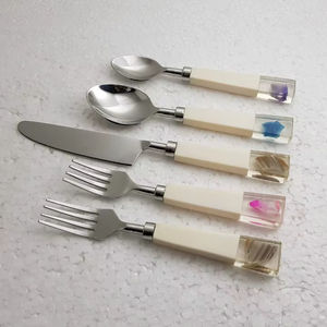 Ensemble de couverts faits à la main, incrustation d'agate, manche en résine, ensemble de couverts en acier inoxydable fait à la main, moderne, cinq pièces, ensemble cuillère-fourchette - Product Image 1