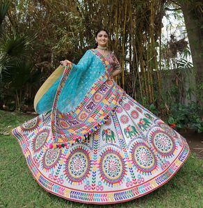 Chaniya Choli exclusif pour femmes, travail artisanal kutchi |   Robe de Garba Navratri Vibrante |   Lehenga ethnique fait main avec dupatta - Product Image 2