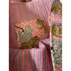 Bolso Tote Polite Coral Leopard con Cierre de Cremallera, Gran Capacidad, Forro de Poliéster Lavable, Decoración Floral Abierta y Portátil - Product Image 3