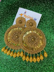 Boucles d'oreilles brodées de fleurs traditionnelles avec fils métalliques, légères, design artisanal, idéales pour fêtes et remises de diplômes, personnalisables - Product Image 4