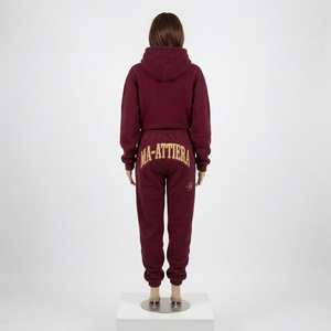 Conjunto Deportivo de Sudadera con Capucha y Pantalones Jogger para Mujer, Color Borgoña, con Bordado Dorado, Ropa Casual para Estar en Casa o Hacer Deporte - Product Image 4