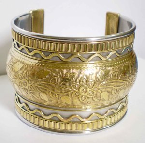 Brazalete de Cobre Chapado en Oro de Dos Tonos de Lujo para Mujer, Diseño Floral Tradicional Grabado, Brazalete de Metal Sólido Elegante - Product Image 4