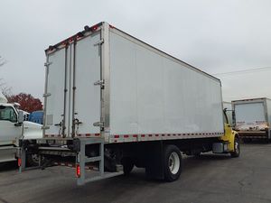 CAMIÓN DE CARGA FREIGHTLINER M2 USADO PARA LARGAS DISTANCIAS, DE 26 PIES, CON PLATAFORMA ELEVADORA Y RAMPAS, EN VENTA - Product Image 2