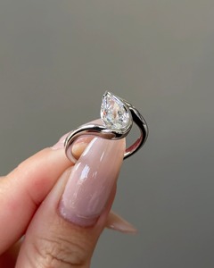 Anillo de compromiso de mujer de moissanita de 2 quilates chapado en oro de primera calidad redondo brillante VVS2 MOQ 1 en venta al por mayor y barato - Product Image 4