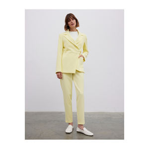 Blazer asymétrique pour femme avec détails boutonnés, ensemble de costume élégant - Product Image 2