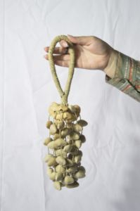 Sonajero de Cápsulas de Semillas Negras SOLOBEAT BURAHOAL Sostenible ~ Tambor de Madera Hecho a Mano, Instrumento de Percusión, Accesorio - Product Image 2