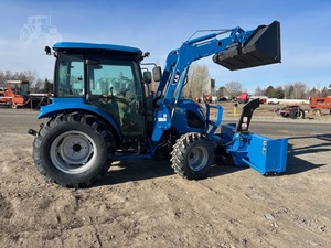 Tracteur agricole compact MT357 avec chargeur frontal et lame à neige LS MT573 - Product Image 3