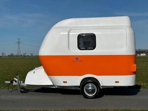 Mini caravana moderna y ligera de acero inoxidable naranja con cocina extraíble para viajes y camping. - Product Image 2