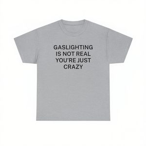 T-shirt unisex in cotone girocollo a maniche corte con stampa ironica e sarcastica: 'Gaslighting non esiste, sei solo pazzo' - Regalo scherzoso meme - Product Image 1