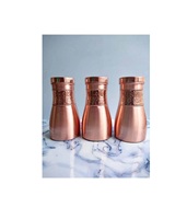 건강상의 이점을 가진 순수한 물 저장을 원하는 아유르베다 애호가를위한 전통적인 구리 물병