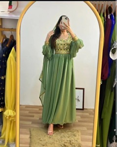 Robe maxi traditionnelle élégante et fluide de couleur vert pastel avec corsage orné de dorure et manches en tulle doux - Product Image 3